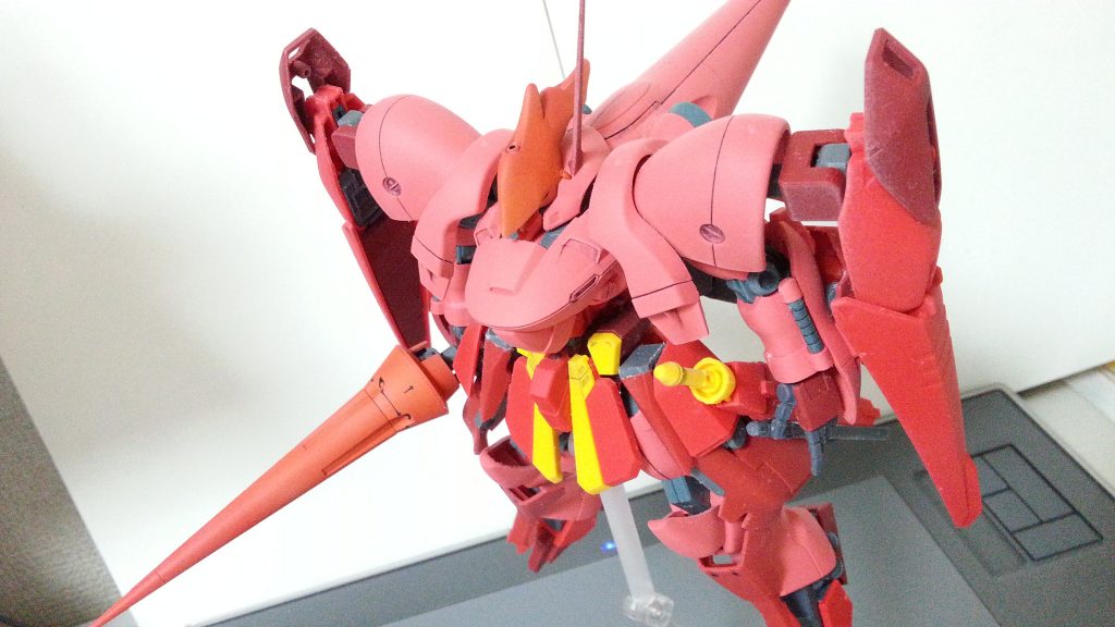 斜めから。
頭部のアンテナもRジャジャから引っ張ってきて大型のものに。
腰のサイドアーマーにもスラスターが内蔵されており思いのほか柔軟な機動性を確保。
頭部の形状は少しナイチンゲールみがあるようなないような(笑)