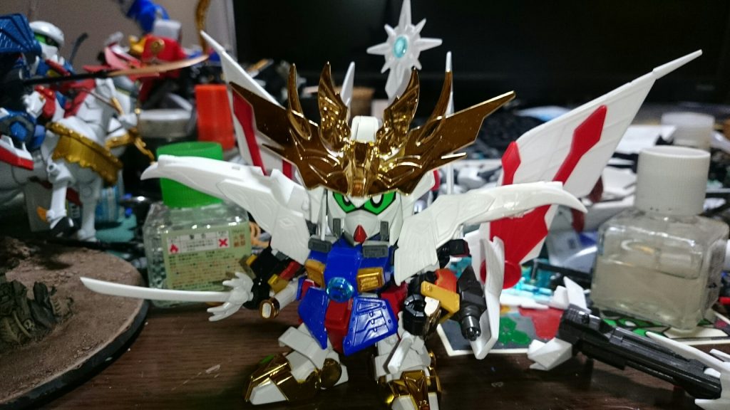 基本的には二代目大将軍をベースに四代目の鎧を切り張り。
胸はゴッド丸で腕は武者、背中の羽根基部はナイトガンダムです。
この段階では鍬形など細部の仕様を試行錯誤中ですがほぼ完成形