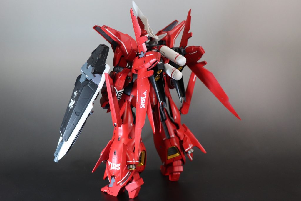 背面。シナンジュを意識してプロペラントタンクは白に変更。アクセントでゴールドを多めに配置してみました。