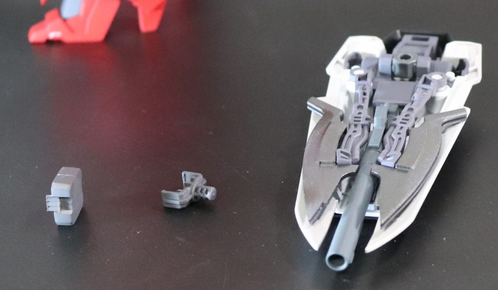 シールド基部用にエポパテとネオジウム磁石のブロックを作成。シンプルですがシールドを腕の横に構えられるように改修しました。