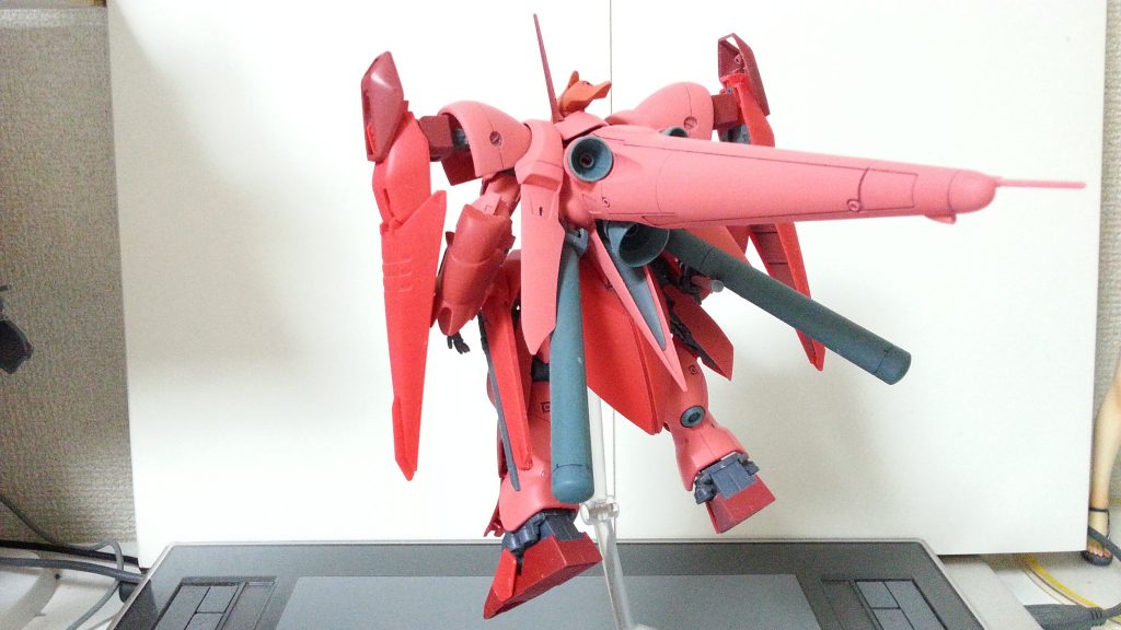 背部。
シュツルムブースターは特に変更はないですね。適当に余っていた関節を取り付けてプロペラントタンクの可動域を増やした程度でしょうか?
腰部のスカートアーマー内、脚部にはスラスターが増設されており推力、機動力が更に向上して、格闘戦の距離まで一気に詰めれます。