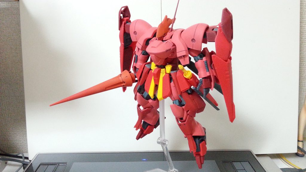 全面。
頭部はシナンジュの二―アーマーをパテで装着して、アポジモーター部分の穴は後部センサーという感じで見立てております。