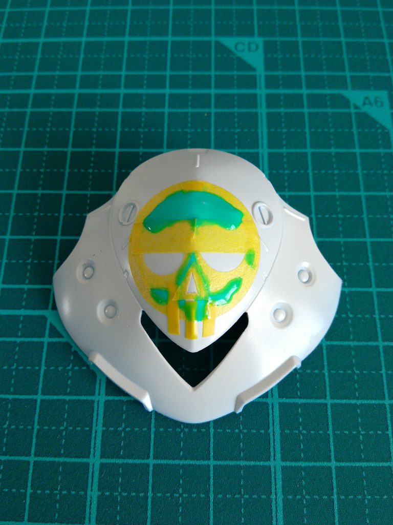 ドクロのマスキング
パンチコンパスで切り抜いた隙間をマスキングジェルで埋めます