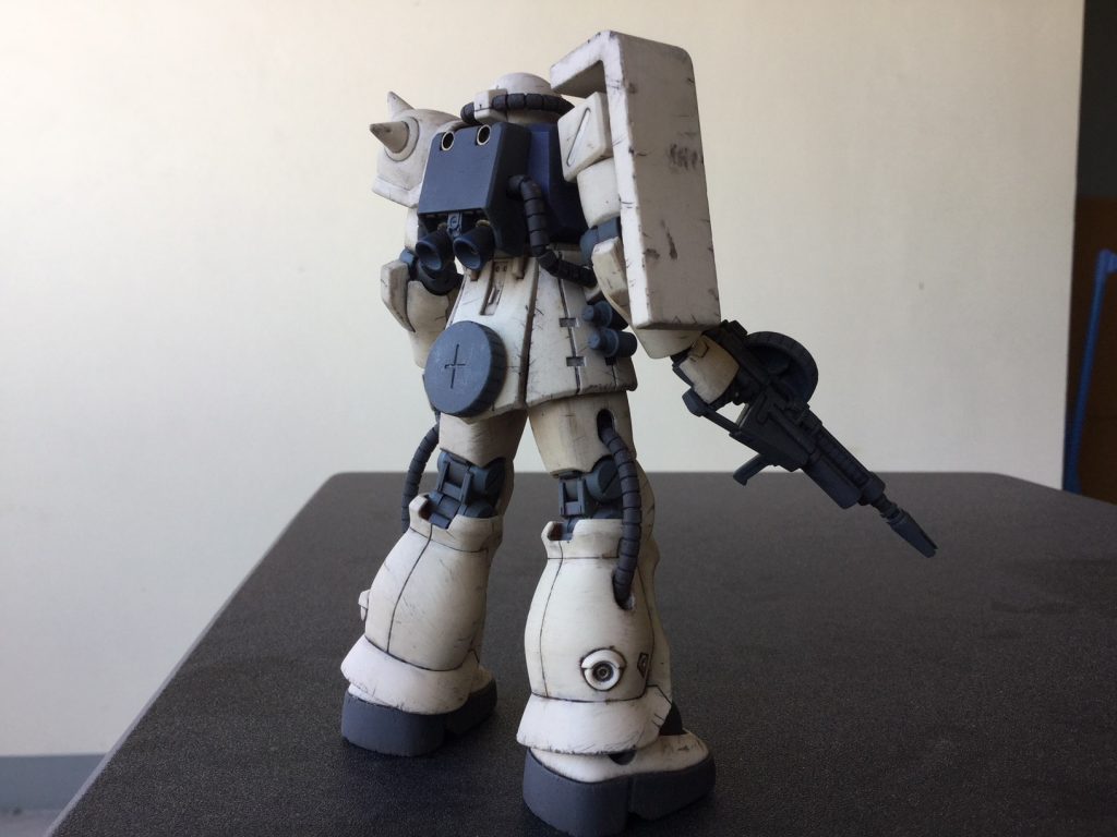 合せ目が出るのはふくらはぎ下のスカート部分とスパイクアーマのみ。
難易度も低いうえに、成型色の関係もあり、処理後も全く目立ちません。