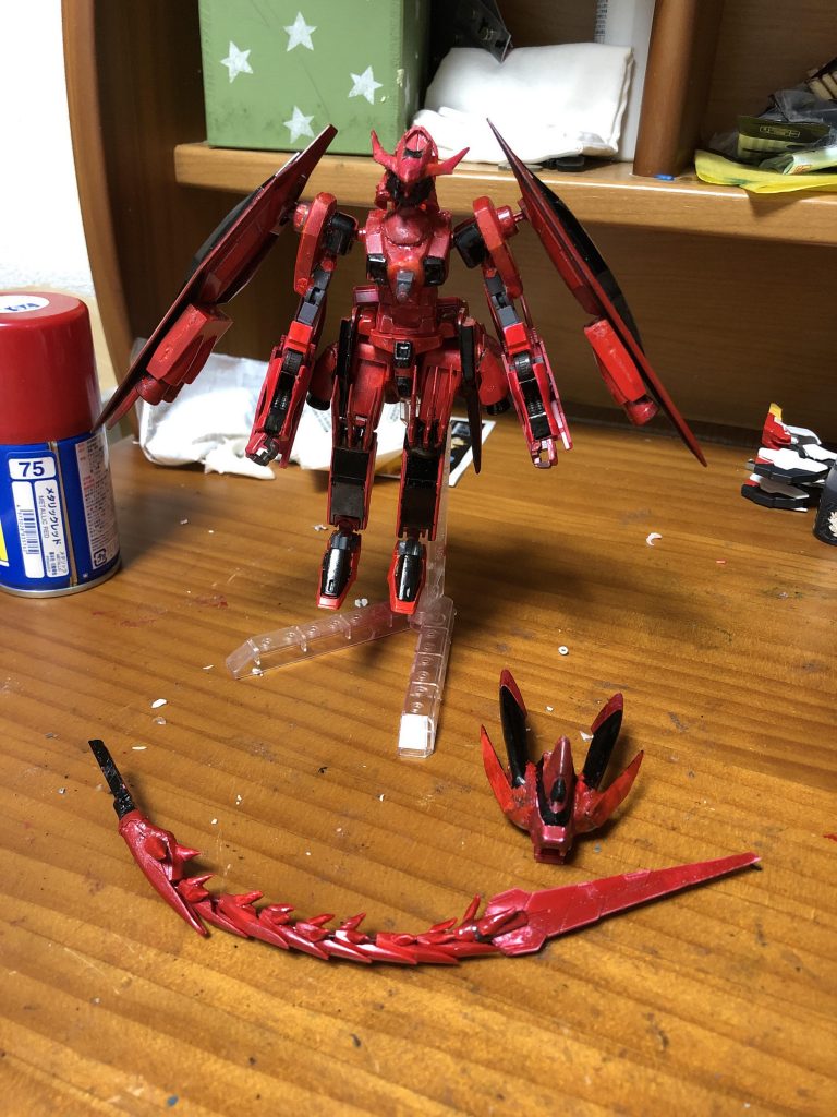 まず、胸にあった頭と武器を取り外します。外すのはこれだけです。