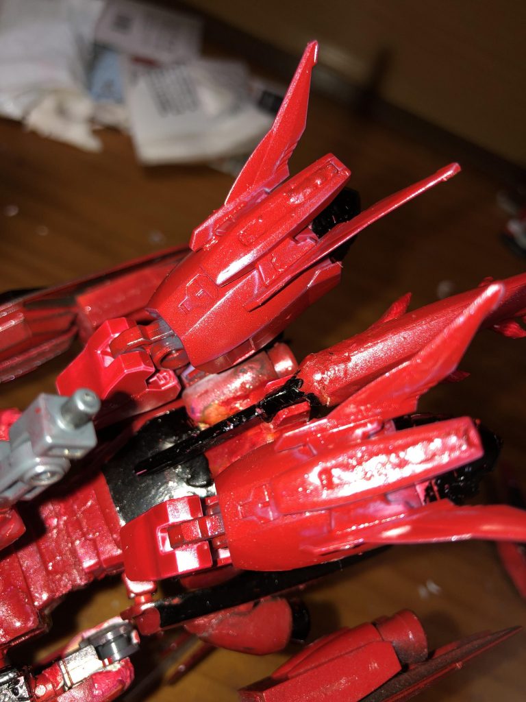 刀の掴む部分を腰に付けます。