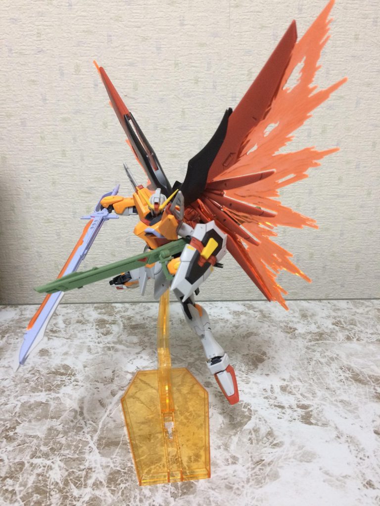 待ちに待ったハイネデスティニー！とても成型色が良くとても満足できるキットです！スタンドはHG CEソードインパルスのをクリアオレンジで塗装しています。