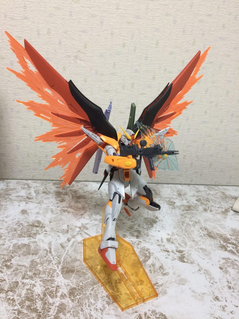 クリアパーツはブラックライトに反応するらしいです。(ブラックライトは持っていないので見れませんでした)