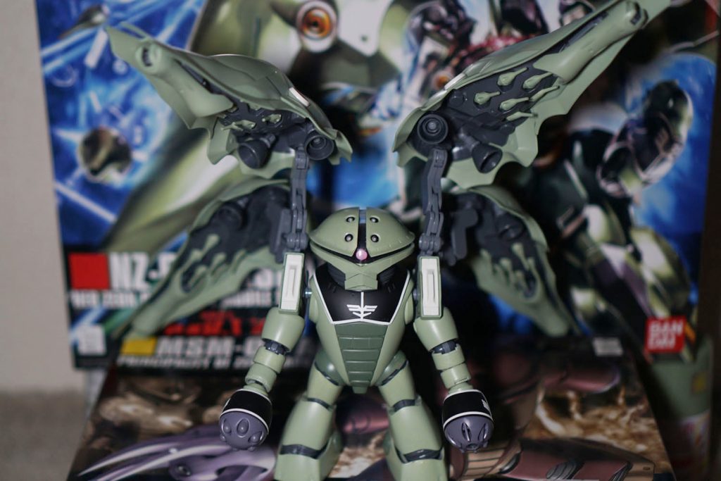 KSHAOJISANはMAなど大型の敵機と相対するとバインダーを広げて威嚇行動をとる。