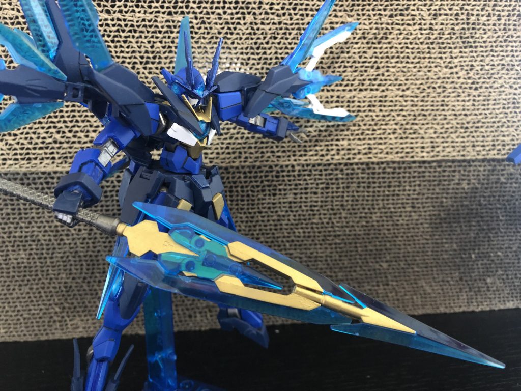 大型ソードビット「アメノムラクモ」→セイリュウの尾部分に装着されている、他より大型のソードビット。杖の先端に装備し、剣槍として使う。
ハイマットモード時のメイン武装。
エネルギー消費量が多いため、使用時のみ刃を形成する。
同じくアメ=天、アメノムラクモは八岐大蛇の尻尾から出てきたとされる剣ですね。
アメノハバキリで尻尾切ったら欠けちゃった…というお話から、ビットの強さをムラクモ>ハバキリとしました。
セイリュウの尻尾の先端にしたのも、大蛇云々の話を基にしています。大蛇じゃなくて龍なんですけどね…。
ここで一つお詫びを。
ahatoさんがアップされているガンダム・エアリアルの武器と全く同じ作りになってたことに完成後気がつきました。ahatoさん申し訳ありません。本家はもっとカッコ良いので是非ガンダム・エアリアルを見てみてください。
それでは、セイリュウを分離してみましょう。