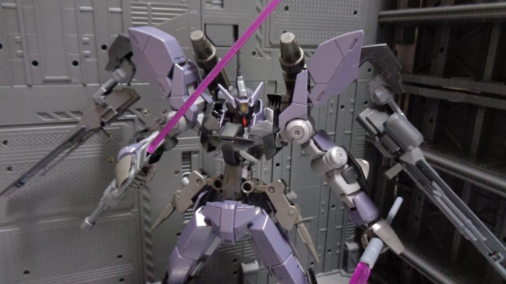 特殊武装「アラヤシキシステム」
本機の胴体部にはコクピットとは別に特殊なシステム用の空間が設けられている。
複数のイノベイターの脳を連結したこのシステムは機体の反応速度を未来予知レベルにまで引き上げ、敵機の攻撃に対して自動的にピンポイントGNバリアを展開、本機に圧倒的な格闘性能を与えている。