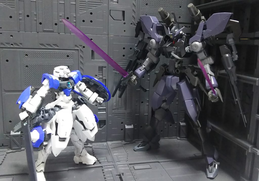VS ガンダムラージネス
以前作成したガンダムの敵として、でかい強い悪いガンダムを作りました。
グレイズアインのパイルバンカー基部がリボーンズガンダムのGNドライブ基部に似てるなー、と思って00ダイバーのコーンつけてみたらぴったり。
もったいないのでドリルキックも擬似GNドライブにしました。
「カバカーリーの頭がついたグレイズアイン」ってことでなんとなくカーヴァインって名前になりましたヽ(=´▽`=)ノ