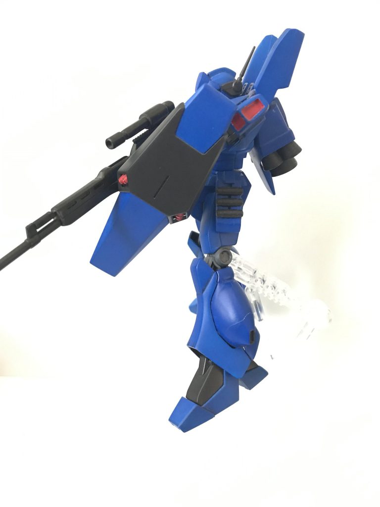 肩の前の装甲を切って後ハメ加工してます。