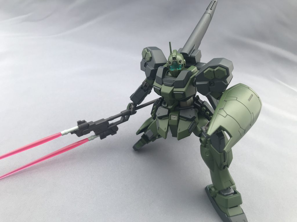 立膝も可能。しかしジム系統は尖ったパーツが多いから、動かすと塗装ハゲが怖い…