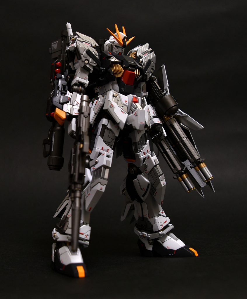 胸部のコアファイターコックピットブロックを削り落とし、ユニコーンからパーツを移植。 また、胸部から露出したサイコフレームの上にユニコーンから切り出した装甲をかぶせています。