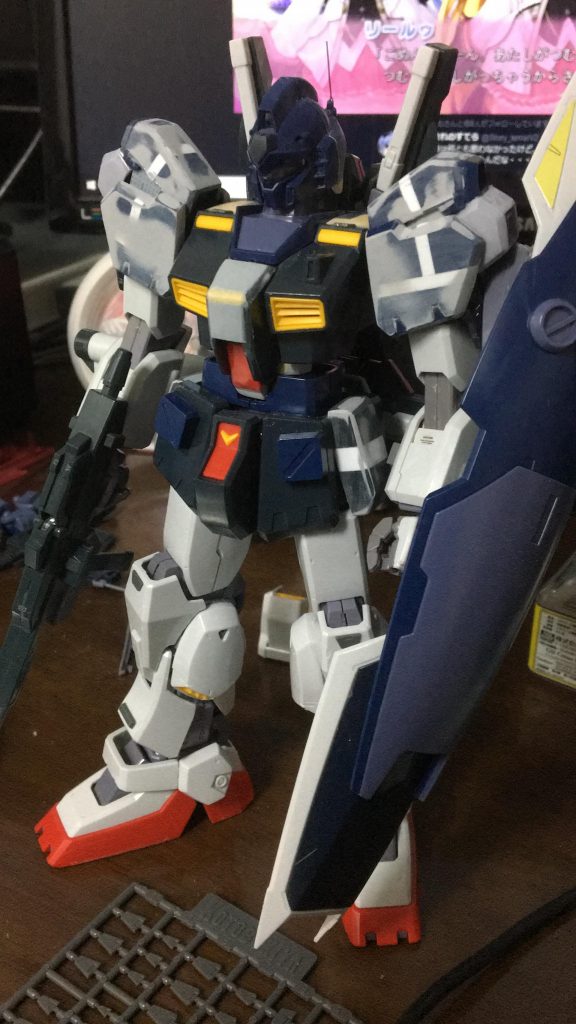 塗装前です。
主な延長個所は、肩、腰サイド、胴体、
写真を撮り忘れていたのですが、頭部の襟もパテでざっくり適当に、たぶん8mm~1cmほど延長しています。