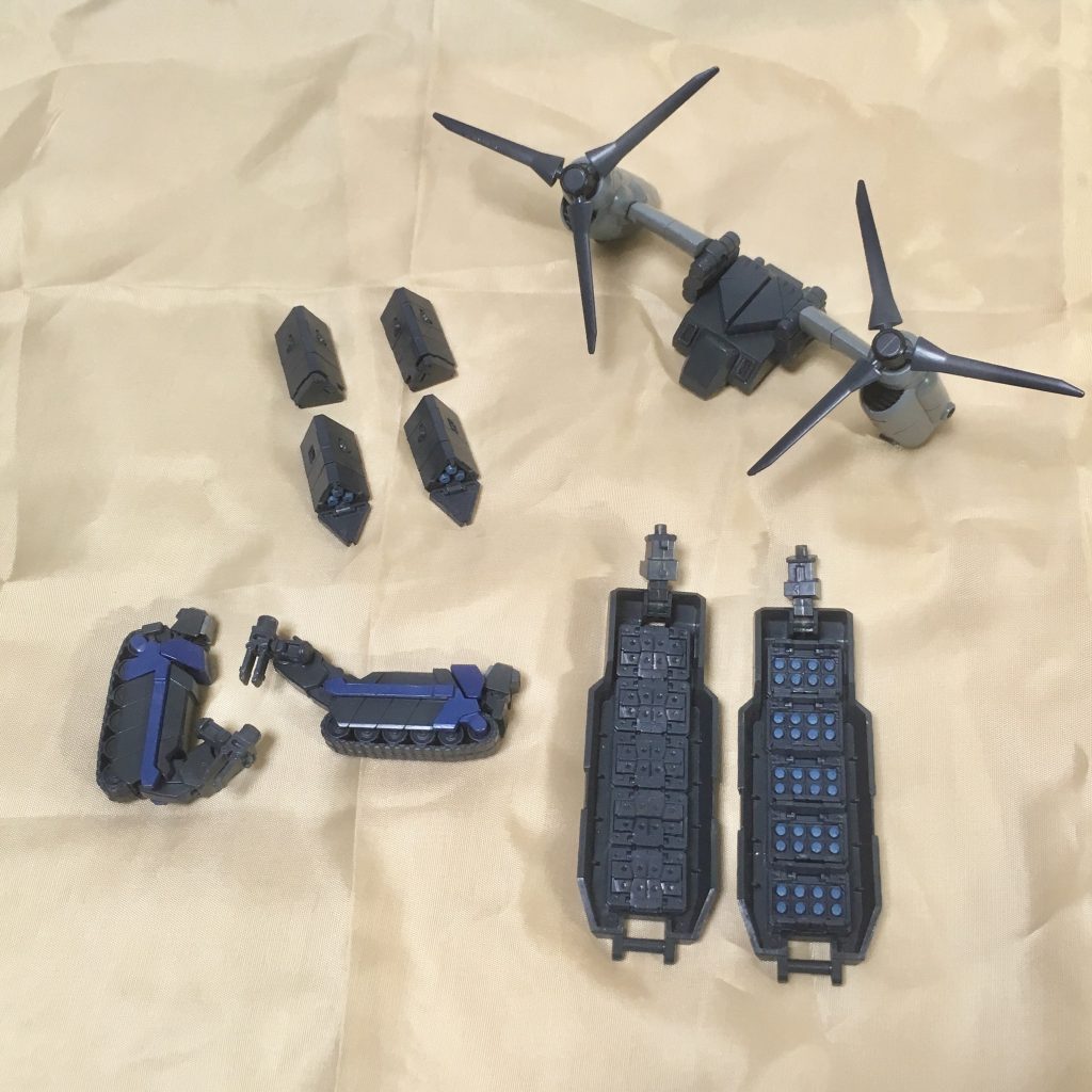 『敗栄』で出てきたイーゲル装備とダムゼルフライ装備。脚部クローラーユニットはロトの脚を、大型シールドミサイルポッドと脚部追加ミサイルポッドはMSGのパーツを使いました。ティルトローターパックはダムゼルフライ作る為に出したんでしょ、バンダイさん!ってくらい違和感ないです。中央ユニットがのっぺりしてたんでジャンクパーツでデコってます。