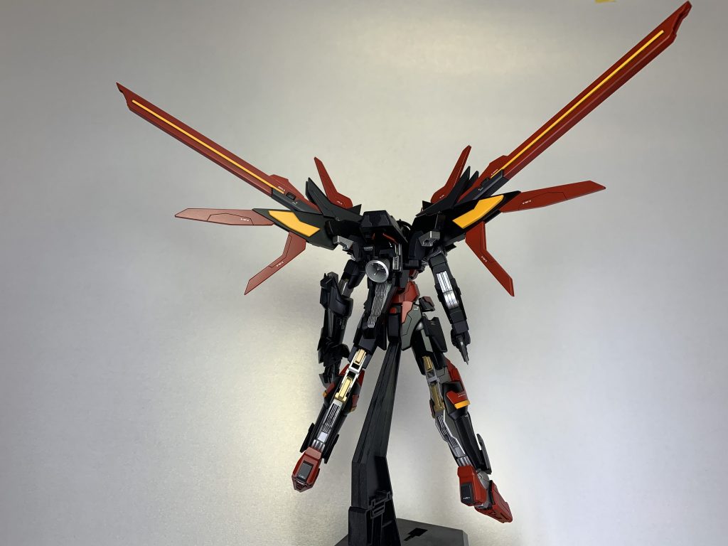 Rear view
フレームカラーを多くし、フィン状のパーツで情報量を増やしています。
単一の大型スラスターがロマン!