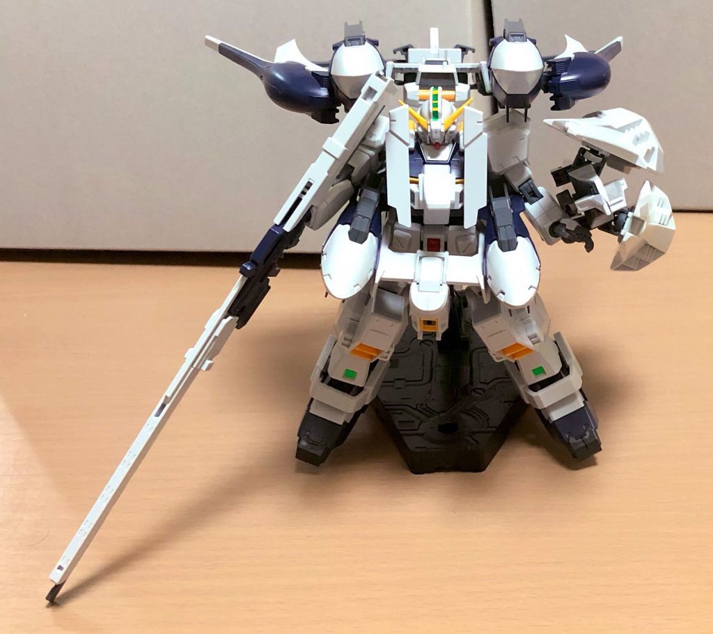 腰のロングブレードライフルを外して