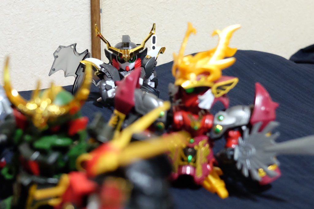 武者デス:(あからさまに怪しいなアイツ。背後からの先制攻撃でなんとか倒せるかな…)