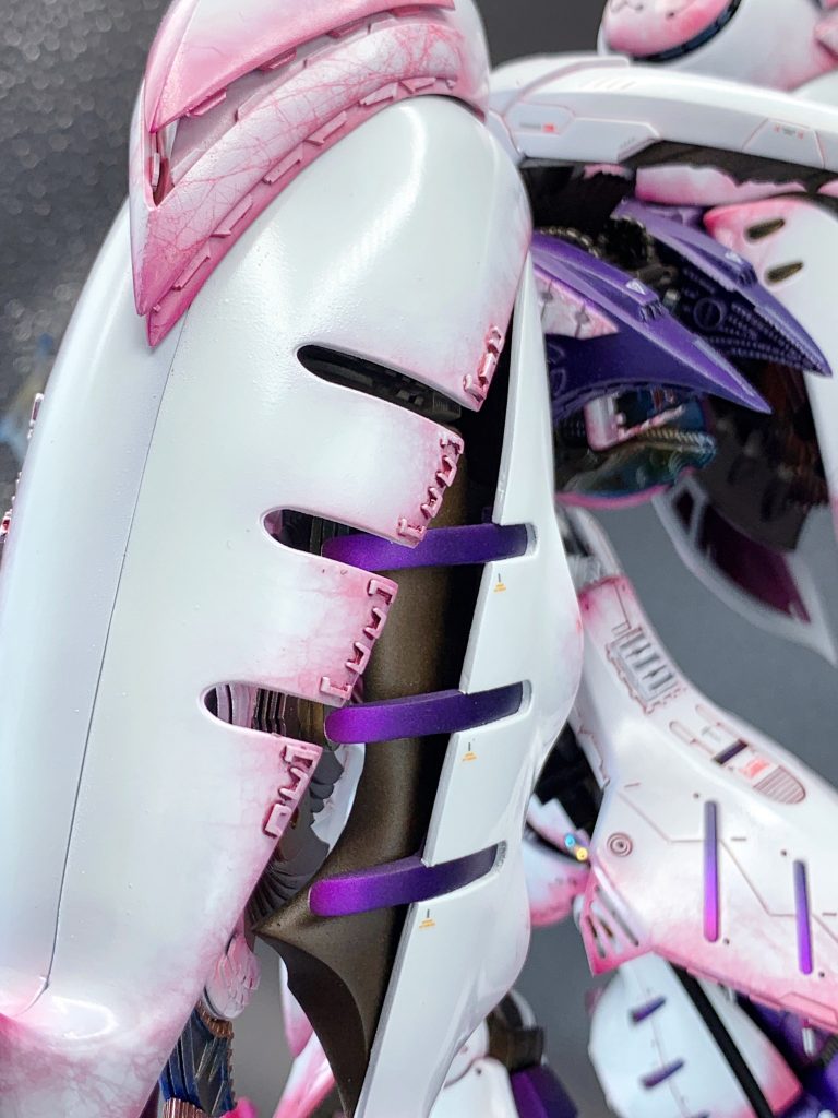 羽根の部分は大胆に真っ二つにしています。
ここで生まれる新しいラインは只の分割線ではなく、大きな特徴になります。
なので、文様の様な無機質なディテールを貼り付けて、別パーツで有ることを強調しました。