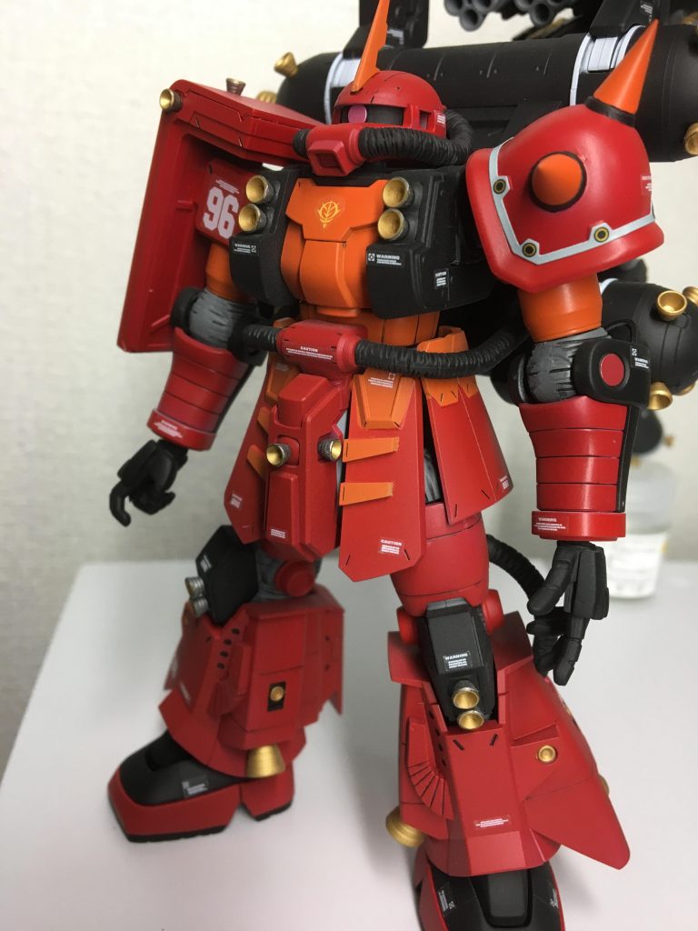 アップ画像です。左肩のみ自分の技術では塗り分けできそうになかったのでシールです泣