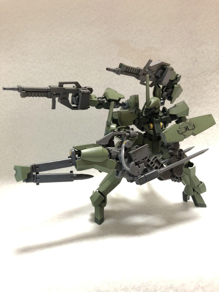 サブアームを展開、レールガンと同時に構えるとこんな感じです。腕部シールドは軸可動で干渉を回避出来ます。
グレイズ本体のカメラアイは、グレイズアインを意識してメタリックレッドで塗装しています。