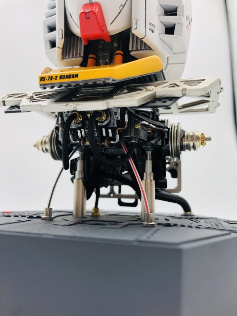 首のシャフトと胴体部分です。
デザインはオリジナルで、ジャンクパーツと自作パーツのブレンドです。