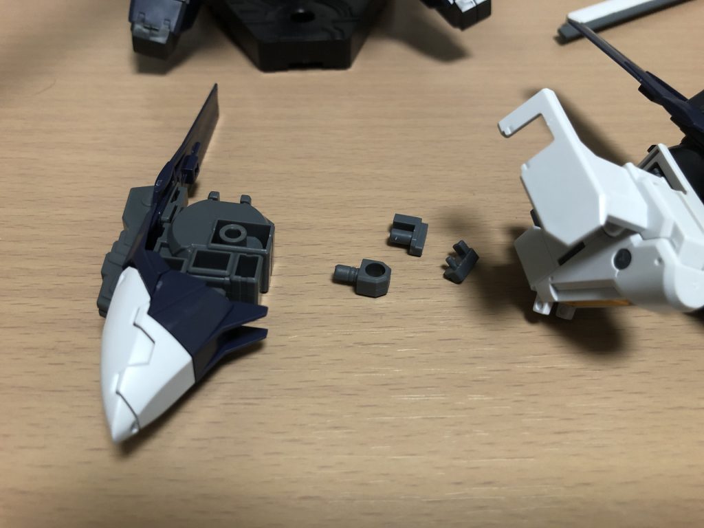 プレバン版フルドドにフルドドⅡパーツを接続する方法としては、フルドドのクロー部等を接続する軸をプリムローズ等に付属しているポリキャップ「J」に交換するだけです。