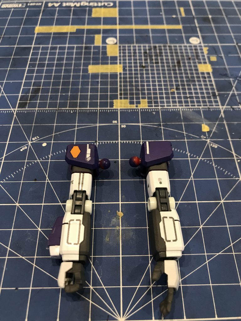 腕部
肩レッドウォーリア
腕ガンダム
手陸戦型 ジム