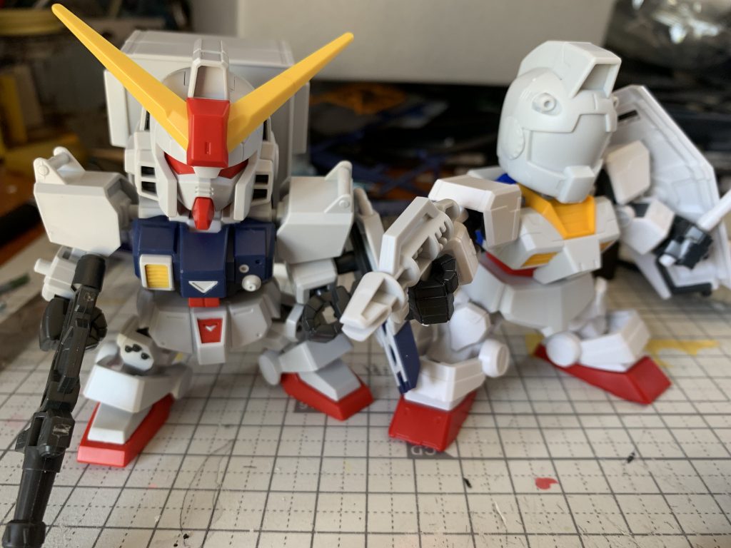 加工前の陸戦ガンダム(とジム)BD1は陸戦ガンダムをベースに開発された設定になっています。実際各パーツの形状もよく似ているのですが、似ているもののほとんど全てのパーツに何かしら違いがあって、そのまま無加工で使用しているのはわずかだったりします。可動範囲の改修