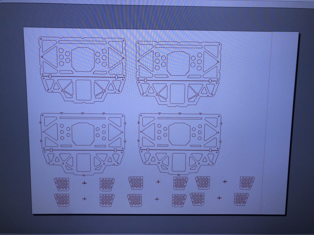 胴体フレーム部分の作成にはCADを使用しています。
デザインをオリジナルで考え、計測して作図します。