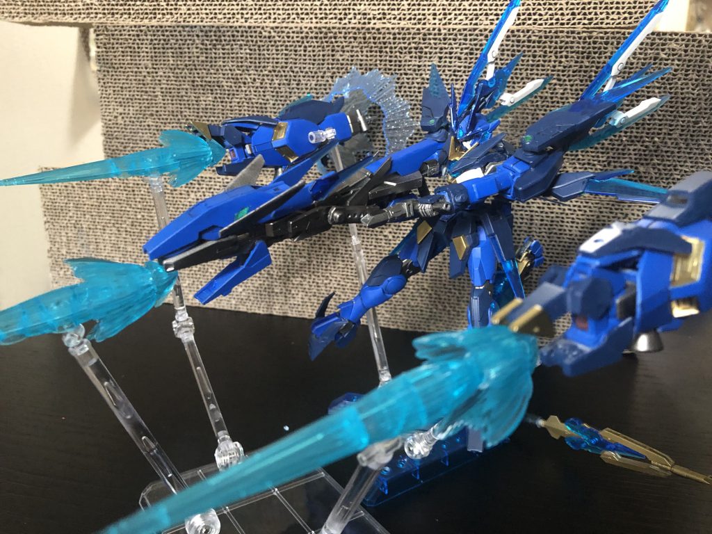 [スプラッシュストリーム！！！！]
セイリュウ砲、キャノンビット×2を粒子フルチャージ状態にし、3門同時に発射する必殺技。


またの名を、滅びのバーストストリーム‼︎‼︎(違
間違えた、3門だからアルティメットバーストか(それも違

ウイングゼロのバスターライフルの構えになってるのは偶然です、決してガンダムWのTV版を全視聴した影響ではありません。

前述のボツ案である[魔砲使い]がここで復活することに。
いつか、ボツ案をまとめたものをアップしたいなぁ…。






それでは
ようやくラストです、

全、合、体！