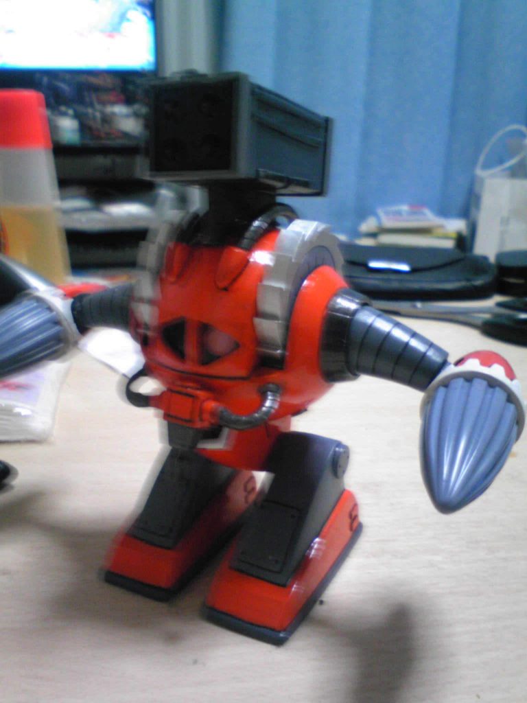 頭部ミサイルランチャー装備です。実はただ乗せているだけなので、ちょっとしたことですぐに落ちてしまうという欠陥兵器です(爆)。それと余談ですが、クチバシ(レーザートーチ)の接続角度も変更してあります。これで若干ですが、アゴを引いたような引き締まった顔付きになります(笑)。まぁ顔付きも何も、本体ほぼほぼ顔みたいなモンですが(笑)…。