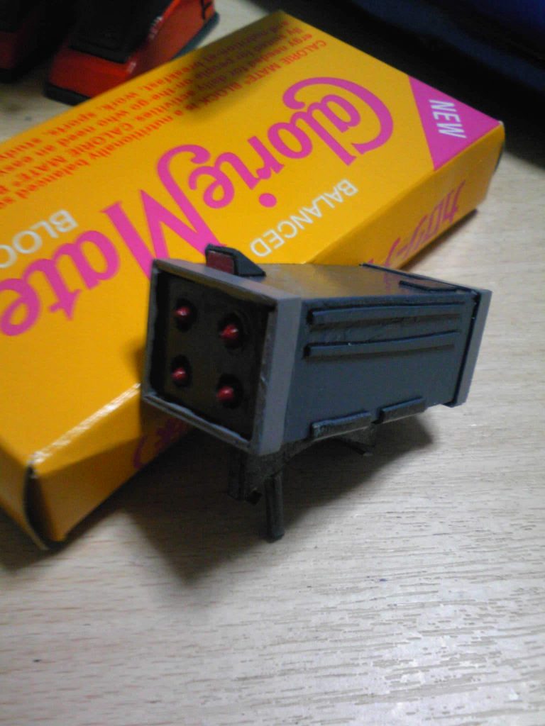 頭部ミサイルランチャーです。箱型に組んだプラ板に、ランナーを削って作ったミサイルを4本入れました。そのままだとシンプル過ぎて味気なかったので、照準器らしきモノを作ってランチャー上部に取り付けたり、プラ板でディテールを追加してあります。