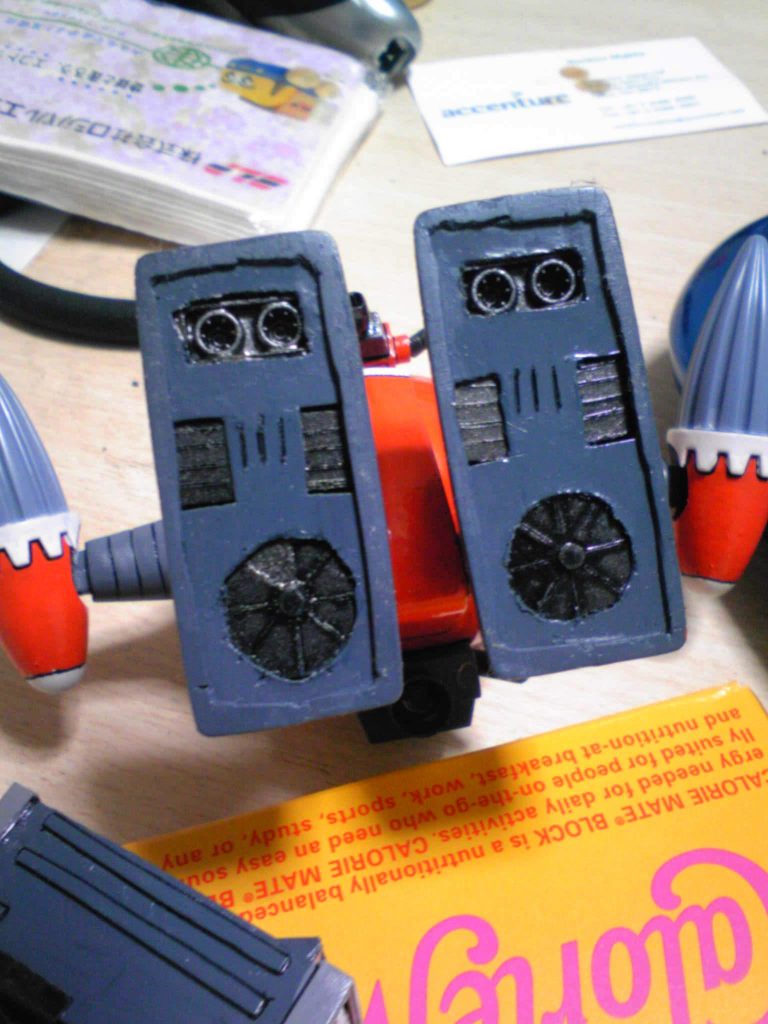 ホバー機構です。昔買った雑誌に掲載してあった設定イラストを参考に、プラ板とジャンクパーツを使い、でっち上げました(笑)。もう少し加工した部分の処理を丁寧にするべきでした…。