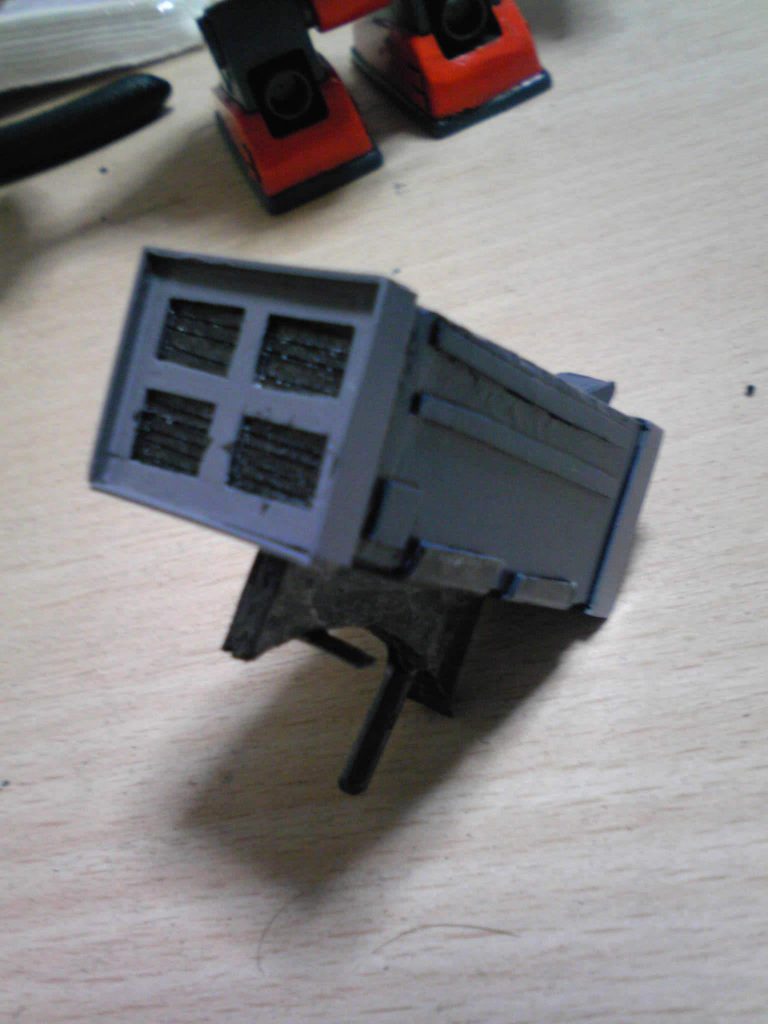 ミサイルランチャーのリアビューです。後ろ側はイラスト等がなかったので、ミサイルの噴射口(?)らしきモノを勝手にイメージして作ってみました。ちなみにアッグ本体への取り付けは、アッグの頭のフタを外して、そこに開いている穴に、画像下側に見える黒い棒を差し込むだけというお手軽仕様です(笑)。