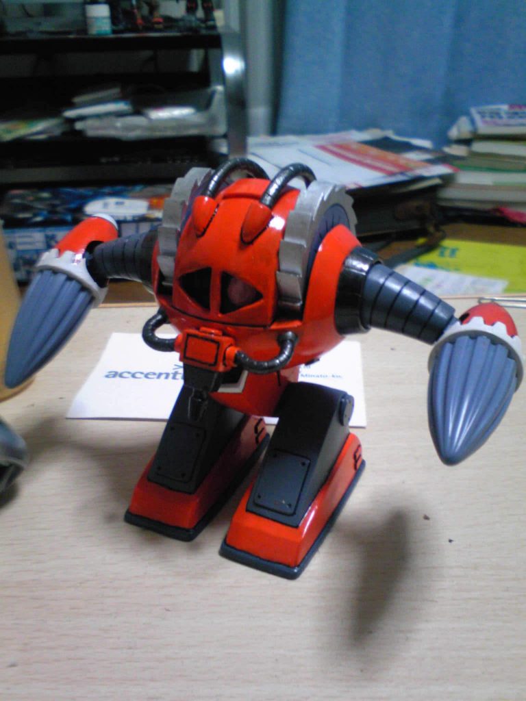 装備なしの状態です。両腕はポリキャップ接続に加工してあるので、取り外して別の武器などを装備させることもできます。モノアイはくり抜いたあと、裏から適当な大きさにカットしたゼリーのカップを貼り付け、さらにその裏にHアイズを付けました。