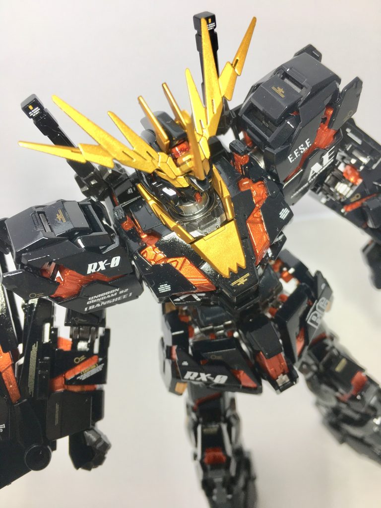 見づらいですがサイコフレームは光沢ブラックを下地にガイアのパールゴールドを吹きその上からクリアオレンジ→クリアの順で吹いてます。
クリアオレンジは敢えてムラが出るように吹きモールド部がくっきりするようにイメージしながら吹いてあります😊