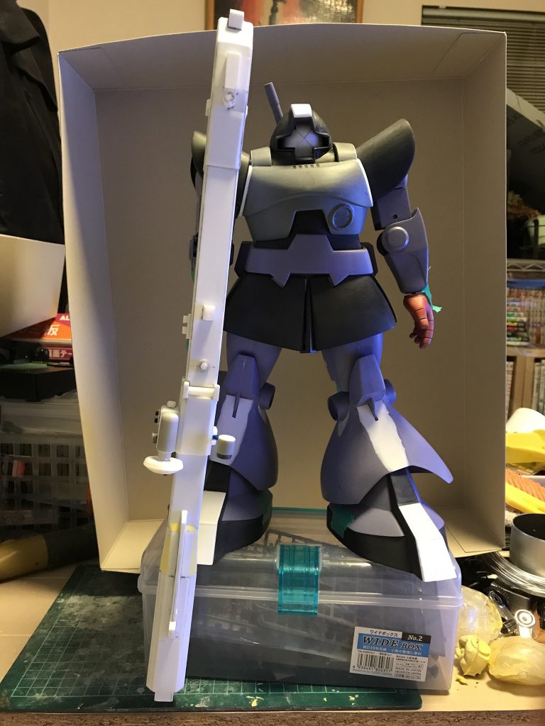 旧キット王道の胴体をハの字にしたんですがプラ板をただ貼るだけなのにデカすぎて大量のプラ板を消費しました。
肘、膝を二重関節にして塗装しやすいようにしました。
純正の握り拳はデカすぎなのでジョニザクの拳を複製しました。