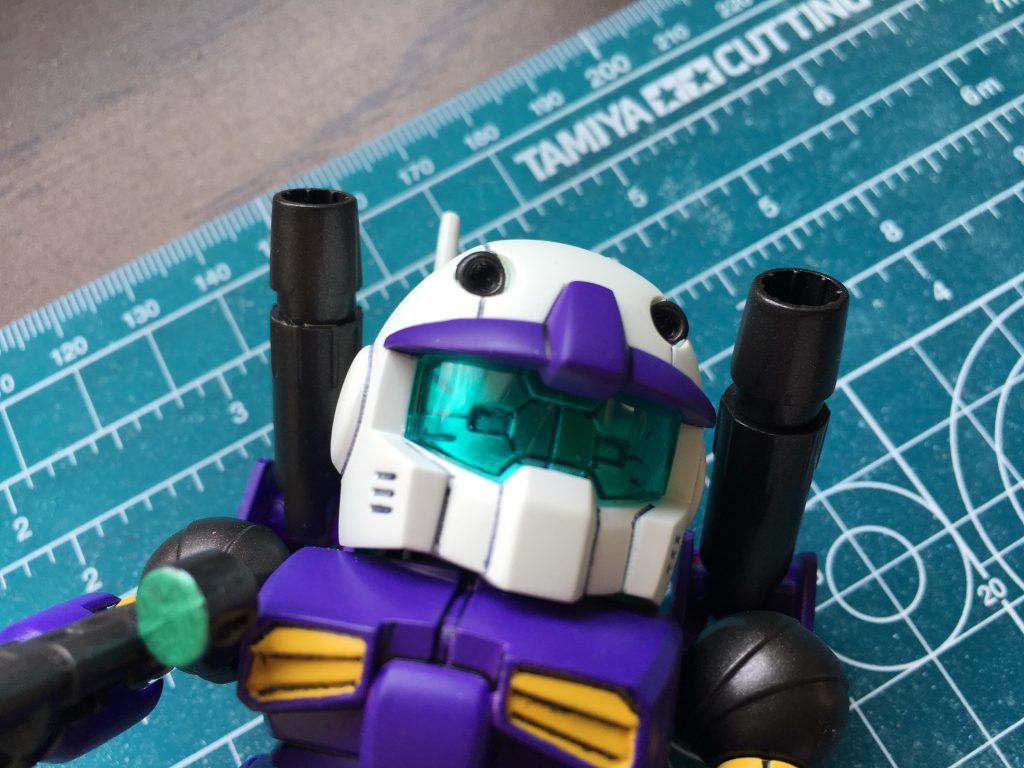 バイザーの奥をシルバーで塗装