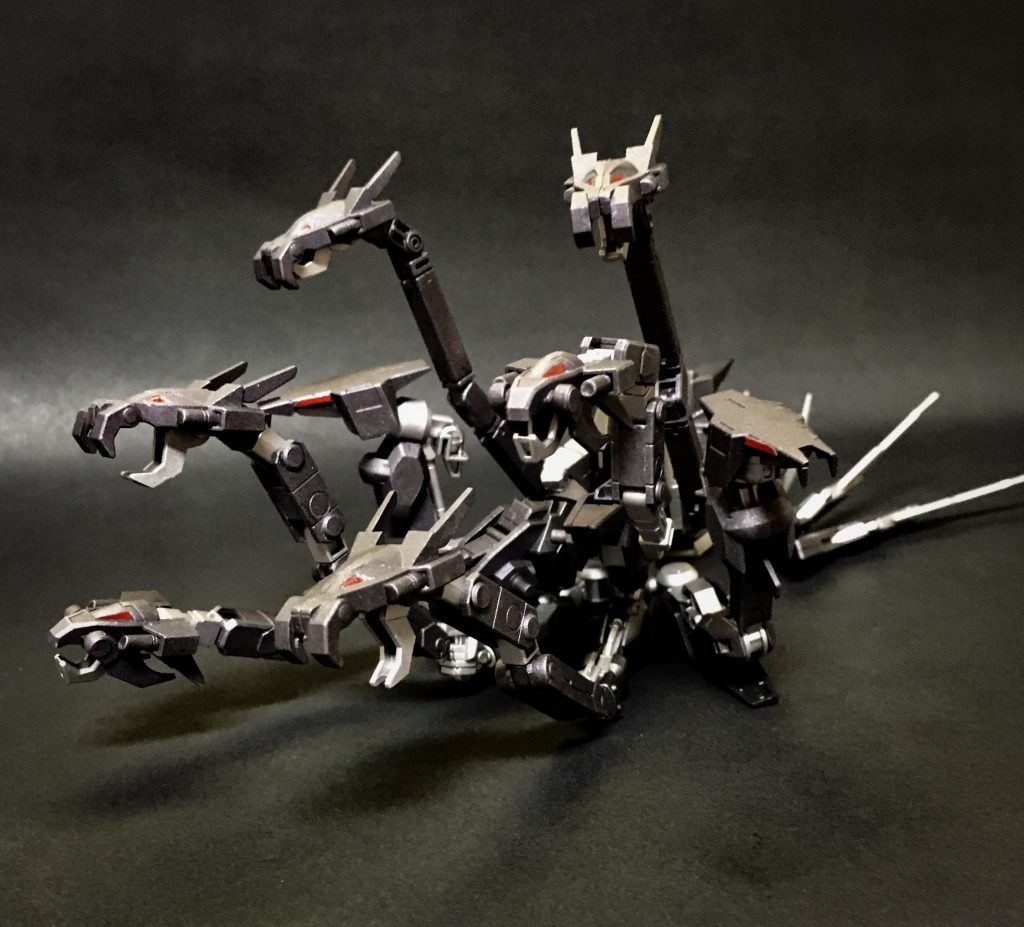 MA形態
全アームパーツを展開し前方向への攻撃力を爆発的に高めた八頭八尾の攻撃形態