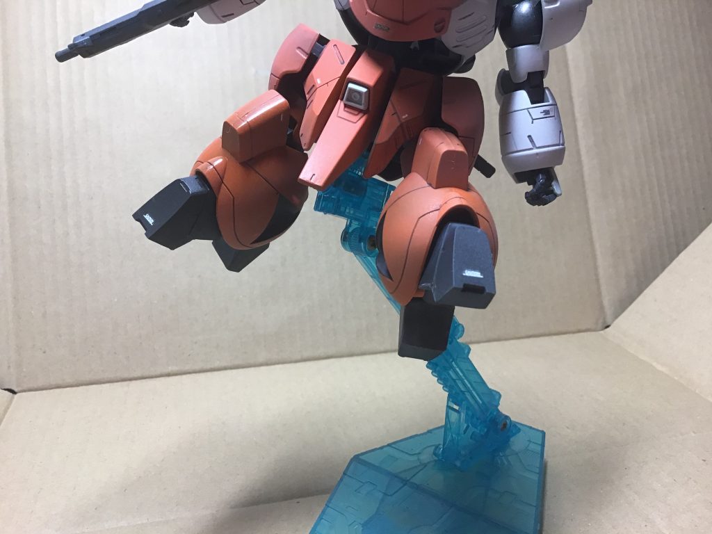 足裏の肉抜きはプラ板で塞ぎました。