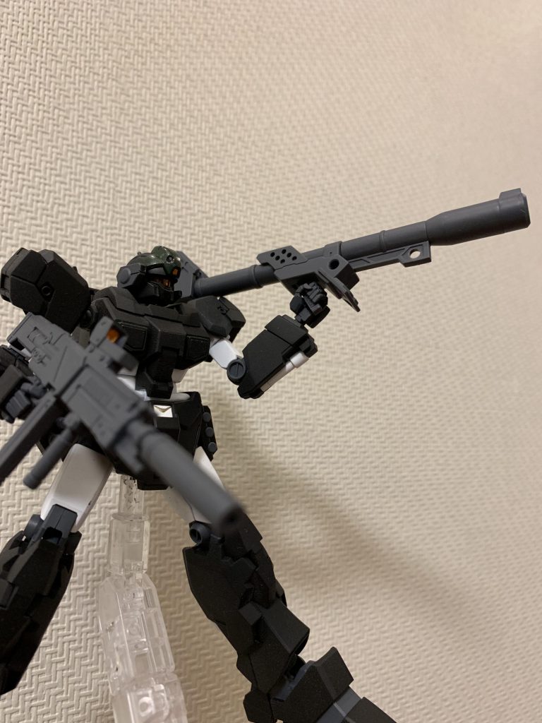 武装について、シールドはオミットし、M.S.Gの［ウェポンユニット  ハンドバズーカ］を持たせています。
商品のままだと握り手に収まらないため、ハンドパーツの手の甲側を一部削りつつ、更にバズーカのグリップも削って細くしています。