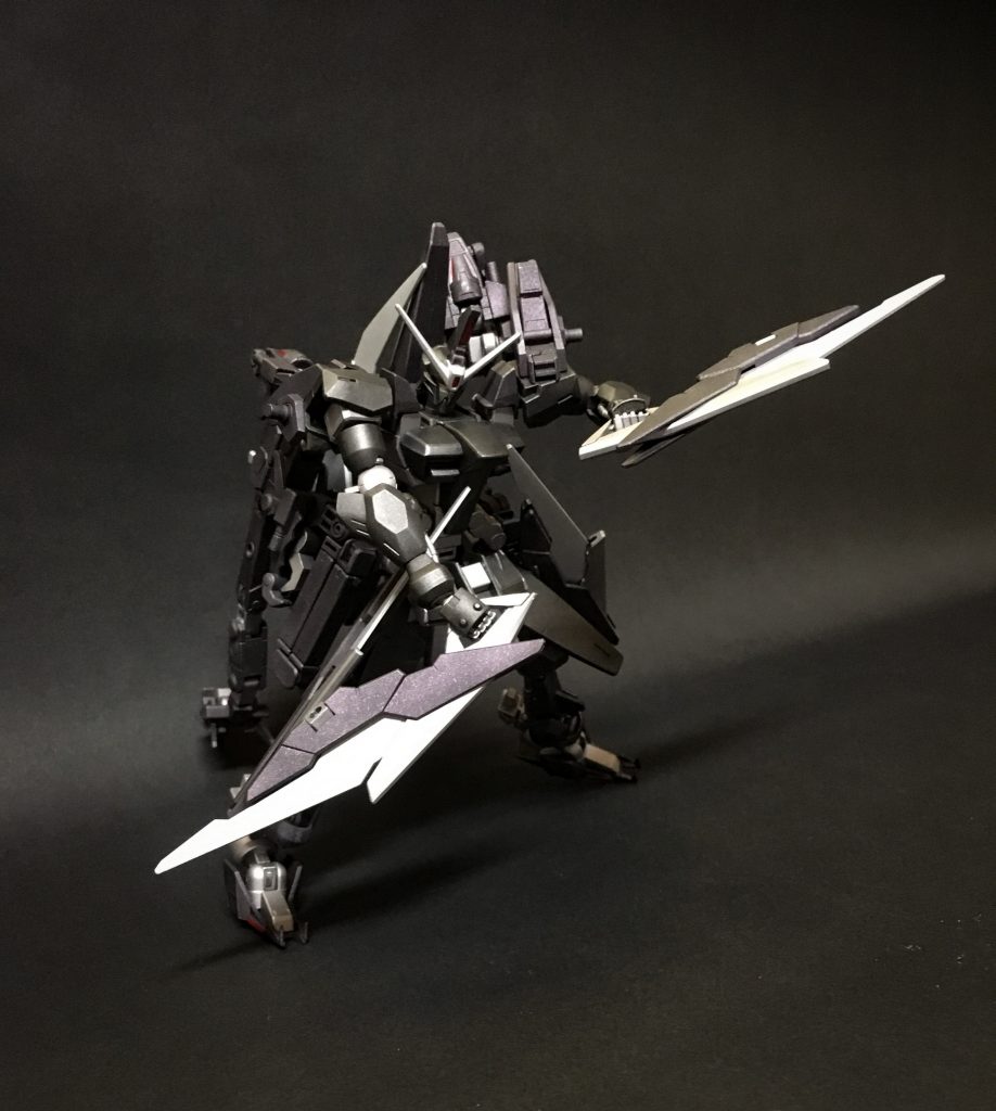 ブレードビット
両肩と脚部計四機搭載されているイージスツァールの主力武装
通常は手持ちの剣として、中距離では投擲やビットとして使用する