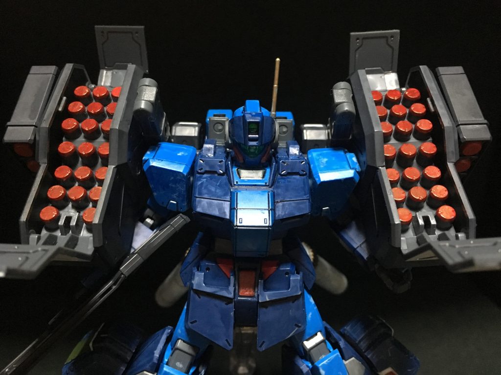 ミサイル装備
多連装ミサイルと大型ミサイルを装備した対艦戦闘用装備
ミサイルポッドと干渉する為肩アーマーは外している