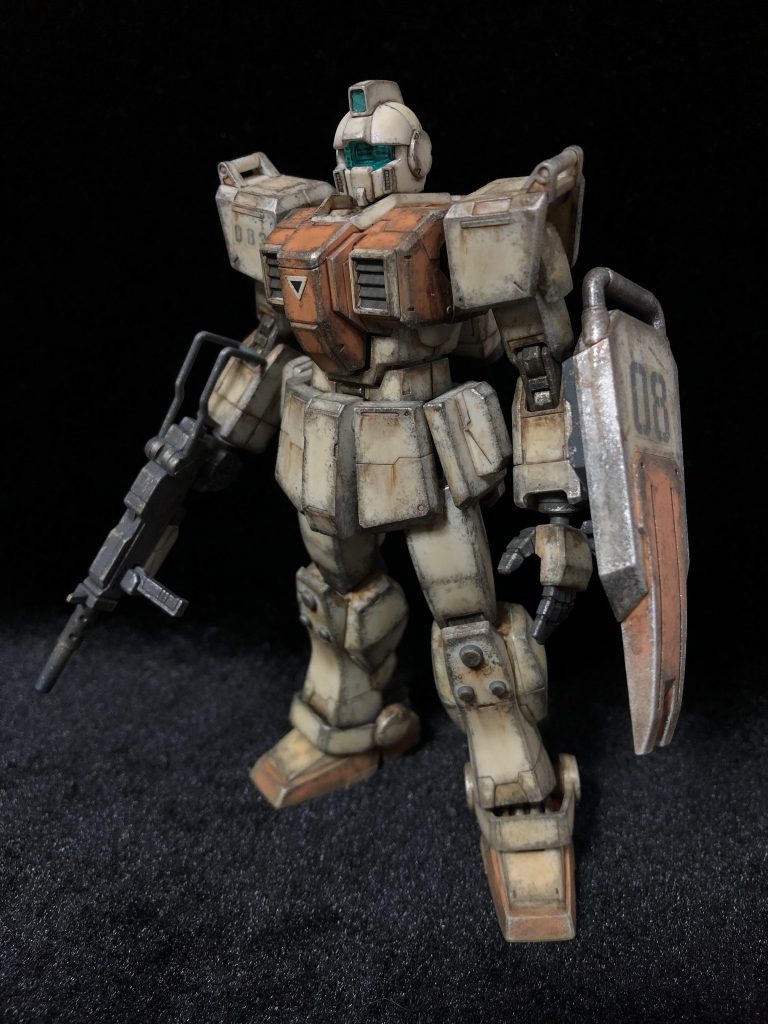 地上汚れっぽくしようとしてエスカレートし、ただ単に汚いだけの機体に。。
今回は、墨入れ後アクリジョン赤鉄色とタミヤアクリル塗料のクロームシルバーでスポンジチッピングし、
エナメル塗料テキトー混合で汚れをベタベタ描き込み、ウエザリングマスターで埃感、汚れ、明暗やらを適当に付けて、水性艶消しトップコートで完了。