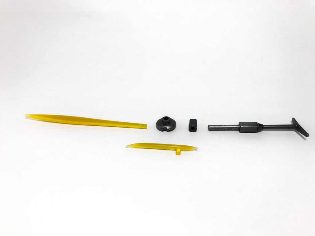 カスタムビームサーベル。
実はギャンのビームサーベル持ち手を別のミキシングに使用した為、ランナーで別途作成。ついでにカスタマイズキャンペーン品ビームランチャーで余ったパーツとギャンのビームサーベルが付いてたランナーを加工してビームジュッテを作りました。
限りある部品でオリジナル武器を作る!これが中々に楽しいです!
↓以降アクションポーズ