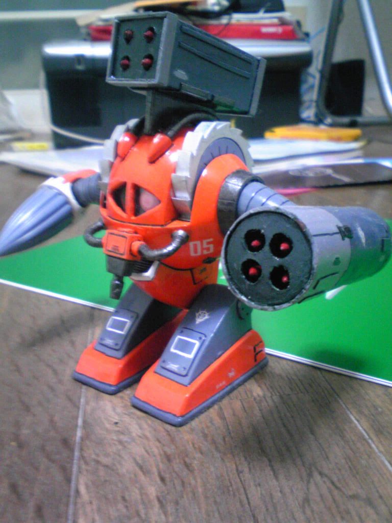 フル装備状態です。左腕のミサイルランチャーは、旧キットのハイゴッグのミサイルカバーを加工して作りました。