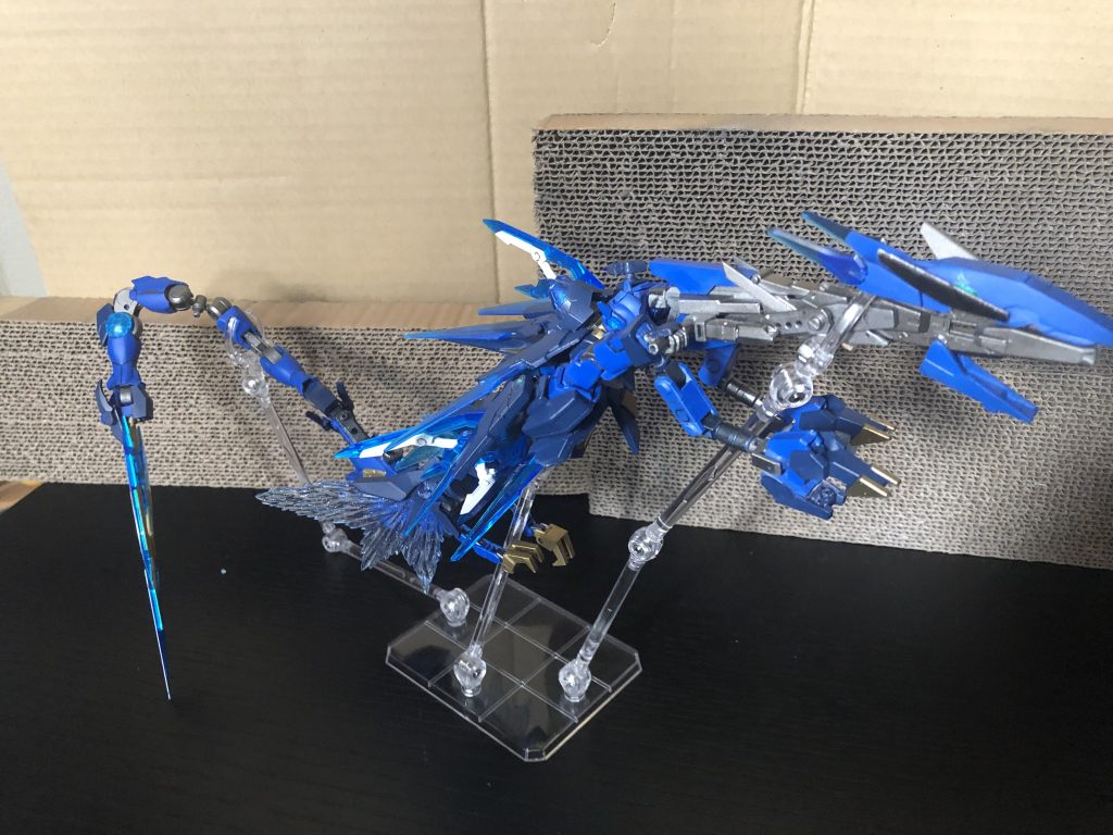 大型MB形態『青龍』
セイリュウのAIが操縦する、本機の最終形態。
武装はセイリュウ時と変わらず口と前足のビーム砲やビットの操作だが、GNドライブを3基搭載したことで火力が飛躍的に上昇している。
どれくらい長いのか測ってみたら…全長約70cm⁉︎いや長い、これは長すぎる。
もう撮影スペースがどうとかいう問題じゃ無い。
やはり全合体するとポロリがあったり、動かしにくかったりと大変ですが…
なんとも言えない達成感があります。ものすごく笑。
以上、青龍さんでした。
ここまで見てくださってありがとうございます!
次回、朱雀さんでお会いしましょう。